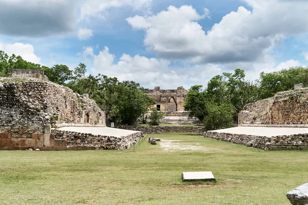 Yıkık rahibe manastırı Quadrangle ve Magician piramit Uxmal, Yucatan, Meksika — Stok fotoğraf