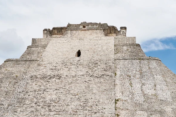 La cima de la pirámide de adivino, Uxmal, Ruinas — Foto de Stock