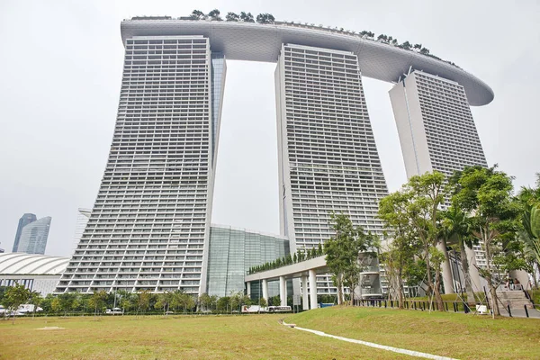 滨海湾金沙, 新加坡-2013年3月28日: 在雾天的滨海湾金沙湾花园景观 — 图库照片