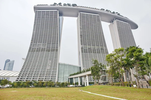 Marina Bay Sands, Singapore - March 28, 2013: View from Gardens by the Bay of the Marina Bay Sands in the foggy day — Stock Photo, Image