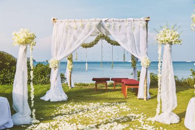 Güzel bir plaj düğün çiçek kemer ayarı için düğün mekanı panoramik deniz manzaralı