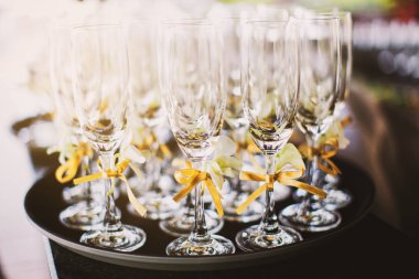 Altın şerit arka ışık ile tepsi üzerinde uzun boylu bir şarap gözlük tarih seçici odak süslenmiş