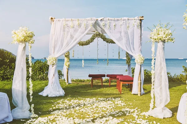 Hermosa playa ajuste de arco de flores de boda para el lugar de la boda con vista panorámica al mar — Foto de Stock