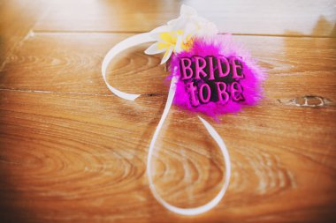 Süsleme için bilek ile Beyaz kurdele ve çiçek dekorasyon pembe kabarık tüylü metin 