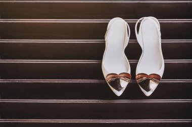 Kadın Fildişi pompa ayakkabı ayakkabı başındaki fırça kalp dekorasyonu ile süslenmiş ahşap Tiriz ve duvara sol tarafındaki metin için yer asılı