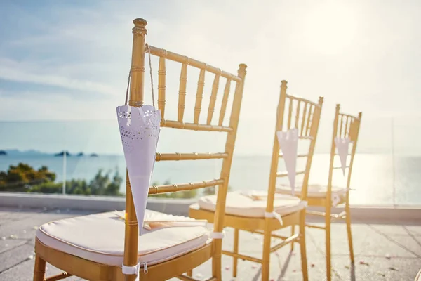 Beach Düğün Mekan Altın Chiavari Sandalye Modern Tarzı Ile Gül — Stok fotoğraf