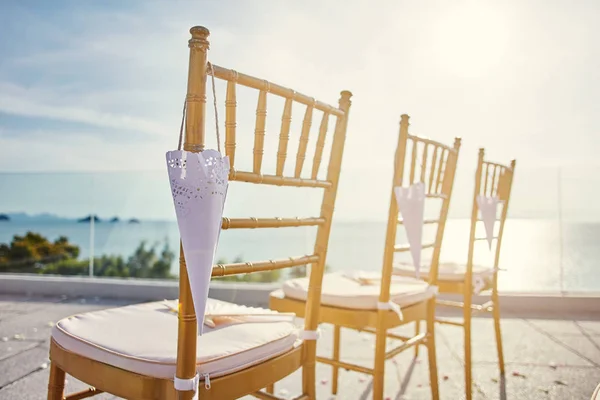 Beach düğün mekan altın chiavari sandalye modern tarzı ile gül yaprağı asılı ve gün batımı ışık yolu tarif etmek--dan righ yan koni kuruluma