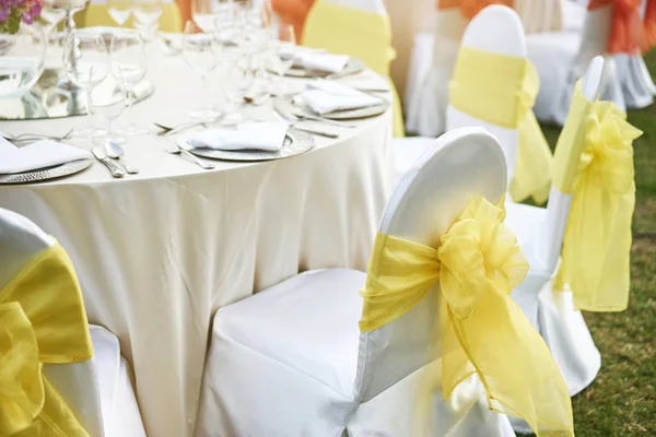 Düğün Resepsiyonu Yemek Masası Spandex Beyaz Kapak Sandalye Sarı Organze — Stok fotoğraf