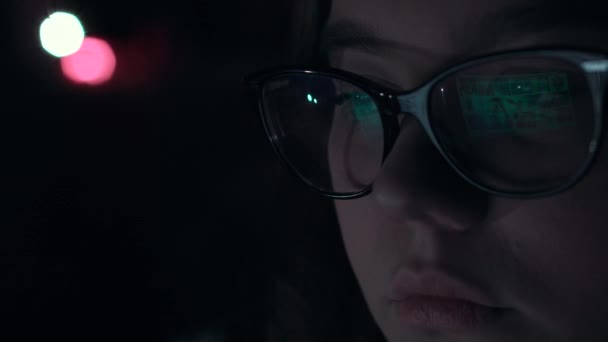 На мониторе отражаются девушки в очках — стоковое видео