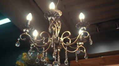 Klasik avize lüks kristalleri.