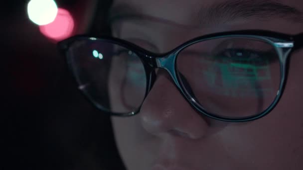 Девушка смотрит на монитор — стоковое видео
