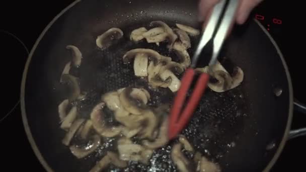 Funghi cucinati in padella — Video Stock