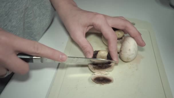 Φρέσκα άγρια μανιτάρια σε φέτες — Αρχείο Βίντεο