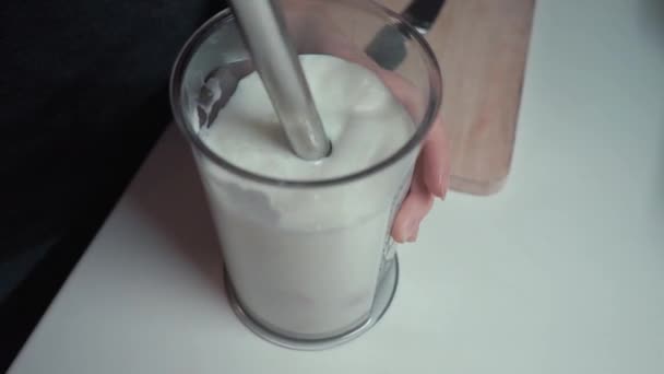 De meisjes hand mixen melk — Stockvideo