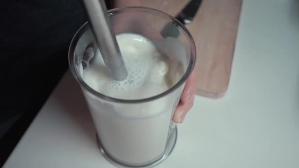 Flickorna hand blandar mjölk — Stockvideo