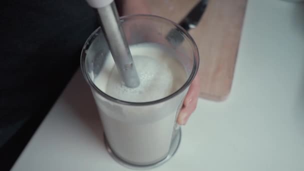 De meisjes hand mixen melk — Stockvideo