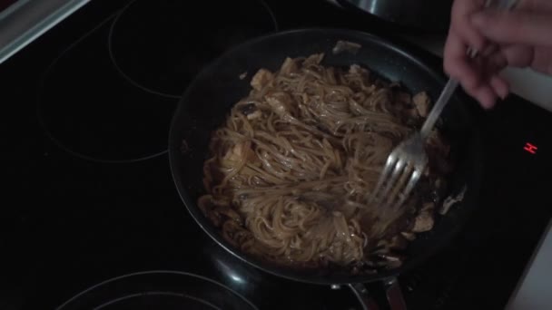 Fideos fritos en una sartén — Vídeo de stock