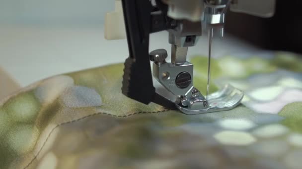 A máquina de costura trabalha com — Vídeo de Stock