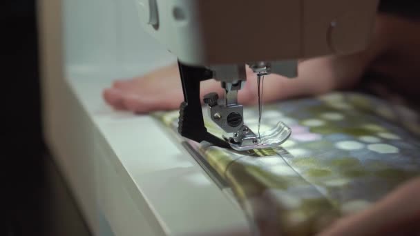 The sewing machine works — Stock Video