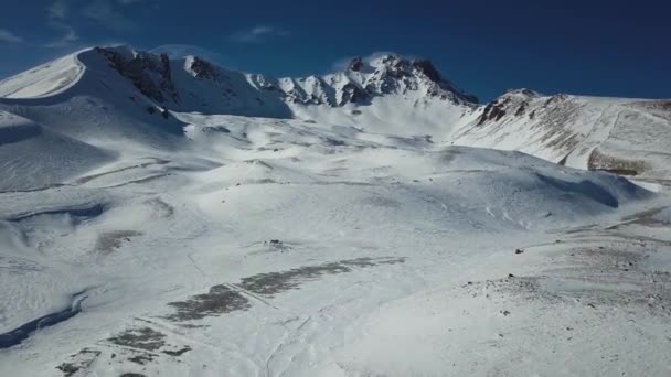 Um vulcão extinto Erciyas na Turquia. Montanha pico na temporada de inverno. Base de snowboard, estação de esqui. Bela neve cobriu o topo da montanha . — Vídeo de Stock