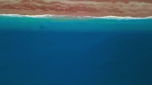 Tropisk strand antenn utsikt, Ovanifrån av vågor bryta på — Stockvideo
