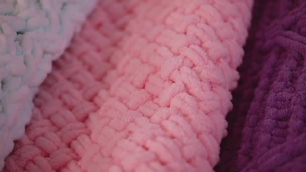 Rozgrzewka na drutach z bliska. Tkactwo z wełnianymi nitkami w kolorze różowym, obraz tła. — Wideo stockowe
