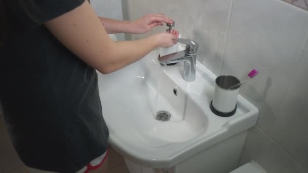 妇女彻底洗手 在Covid 19中使用液体肥皂消毒 验尸检疫卫生 用手消毒杀菌 — 图库视频影像