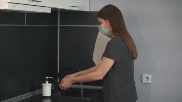 Γυναίκα Ιατρική Μάσκα Πλένει Καλά Χέρια Της Χρησιμοποιεί Υγρό Σαπούνι — Αρχείο Βίντεο
