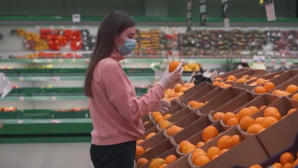 Mladá Krásná Dívka Lékařské Masce Vybírá Pomeranče Obchodě Prázdný Obchod — Stock video