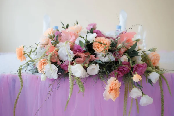 Svatební Stůl Dekorace Květinami — Stock fotografie