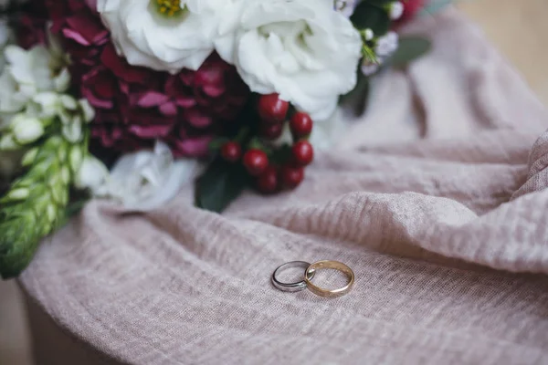 Anéis Casamento Com Flores — Fotografia de Stock