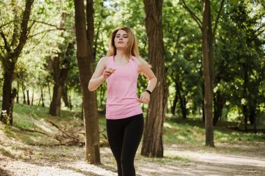 Parkta koşan sportif kız