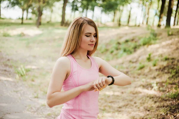 Onun fitness izci sportif genç kız