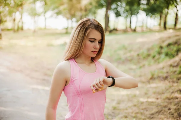 Jovem Menina Desportiva Olhando Para Seu Rastreador Fitness — Fotografia de Stock