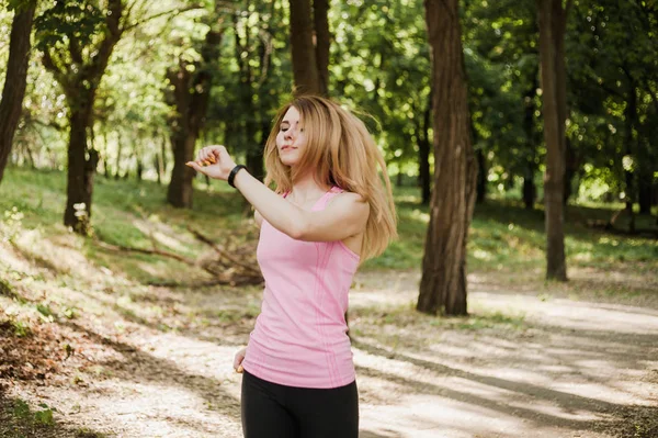 Jovem Menina Desportiva Olhando Para Seu Rastreador Fitness — Fotografia de Stock