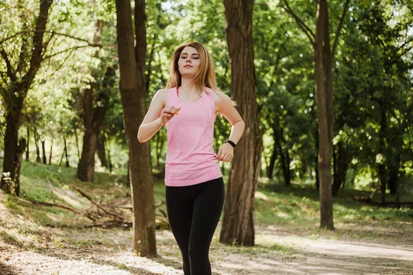 Menina Desportiva Correndo Parque — Fotografia de Stock