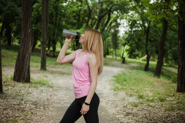 Chica Deportista Sosteniendo Una Coctelera — Foto de Stock