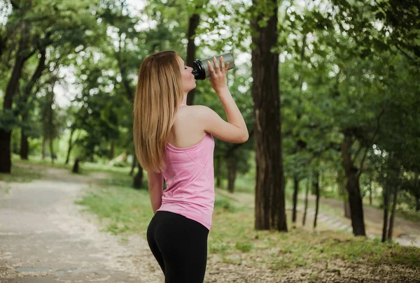 Menina Desportista Segurando Shaker — Fotografia de Stock