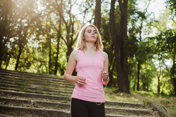 Menina Desportiva Correndo Parque — Fotografia de Stock