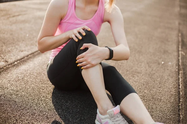 Chica Deportiva Aferrada Rodilla Debido Una Lesión — Foto de Stock