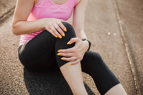 Chica Deportiva Aferrada Rodilla Debido Una Lesión — Foto de Stock