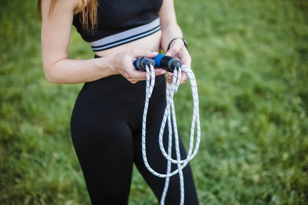 Chica Deportiva Con Una Cuerda Saltando Parque —  Fotos de Stock