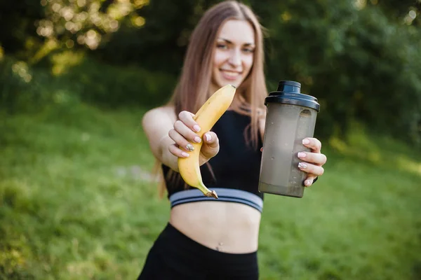 Ragazza Beve Cocktail Sportivo Nel Parco — Foto Stock