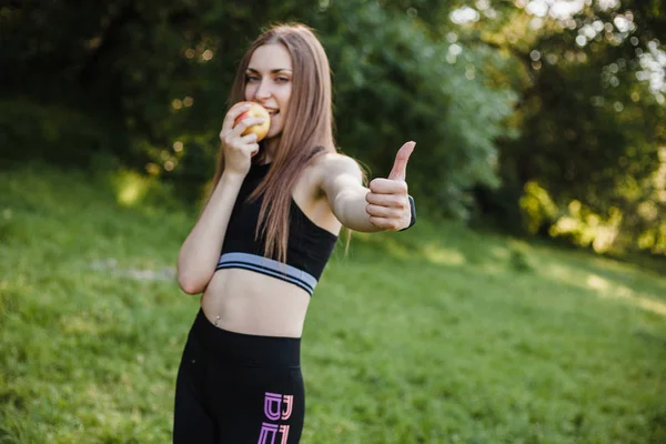 Sport Flicka Äter Ett Äpple Parken — Stockfoto