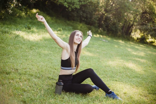 Chica Bebe Cóctel Deportivo Parque — Foto de Stock