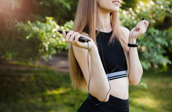 Chica Deportiva Escuchando Música Parque — Foto de Stock