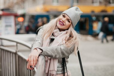 Güzel kız içecekler kahve şehir merkezinde