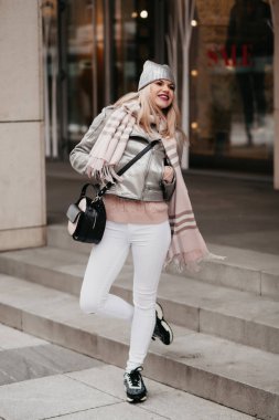 Güzel kız pembe çanta