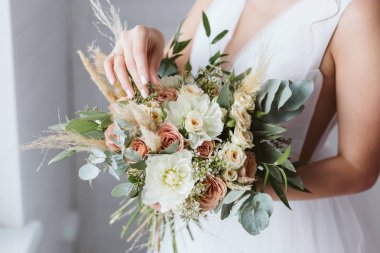 güzel düğün buketi gelin tutar