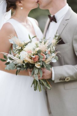 Gelin ve damat güzel bir düğün buketi hazırlar.